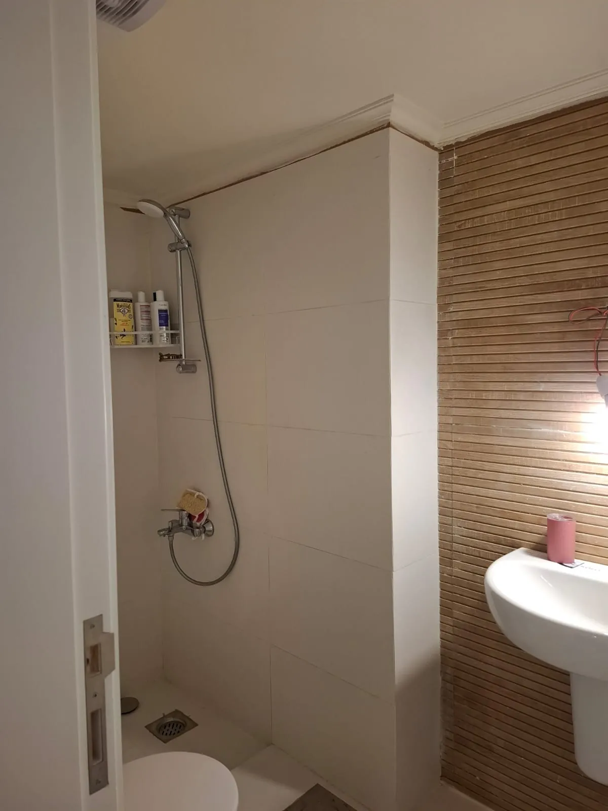 Semi-Furnished Apartment For Sale in Qannabet Broumana — الصورة 5
