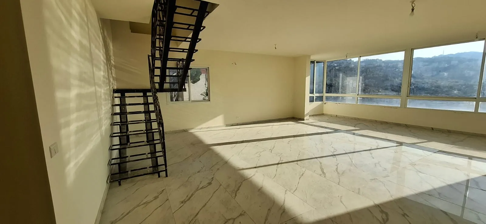 A Duplex With Roof For Sale in Qennebet Broumana