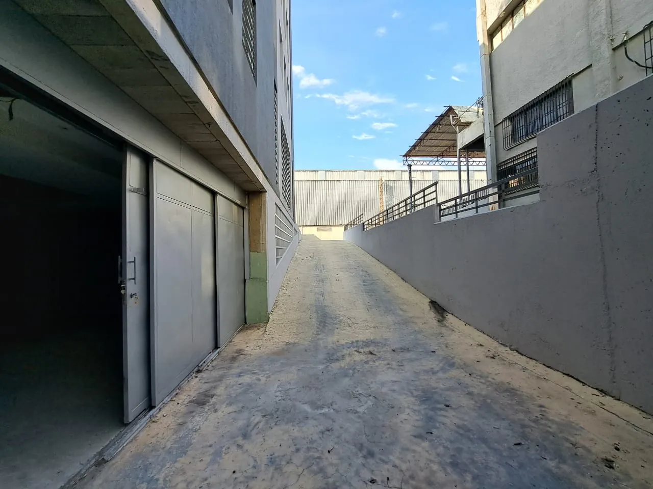 High-End Commercial Building For Rent in A Prime Location In Dekweneh — الصورة 5