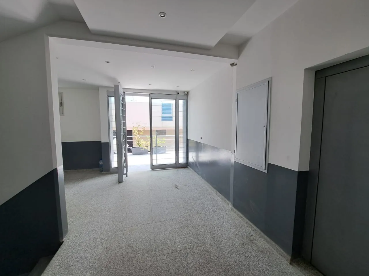 High-End Commercial Building For Rent in A Prime Location In Dekweneh — الصورة 8