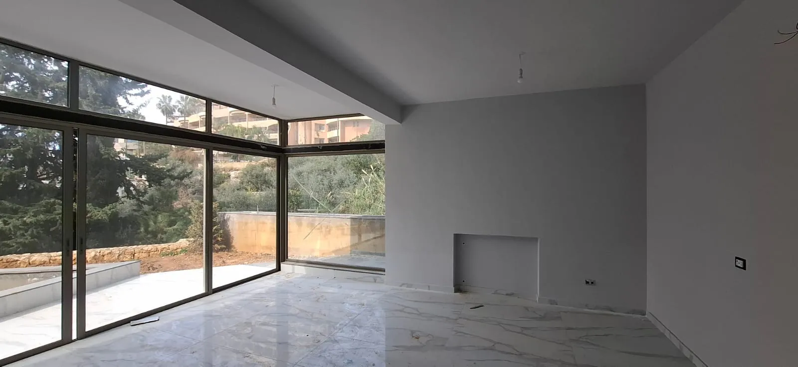 Spacious Apartment With Terrace For Sale in Dbayeh — الصورة 4
