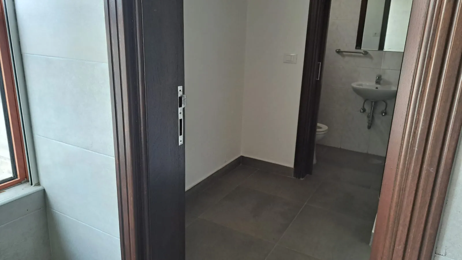 Spacious Apartment For Sale in Jnah — الصورة 10