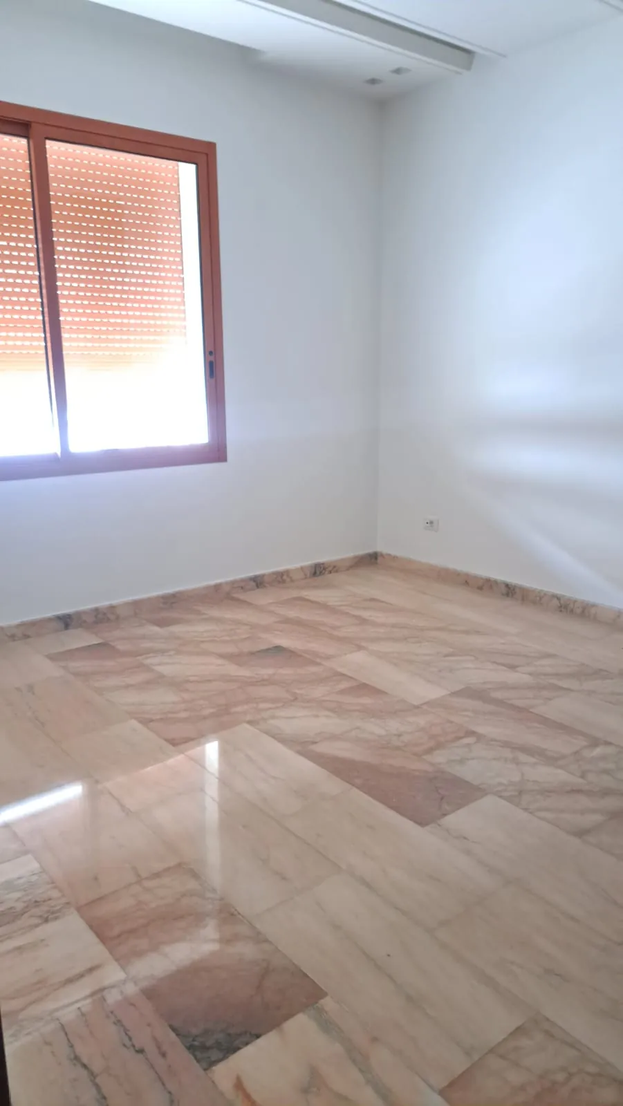 Spacious Apartment For Sale in Jnah — الصورة 5