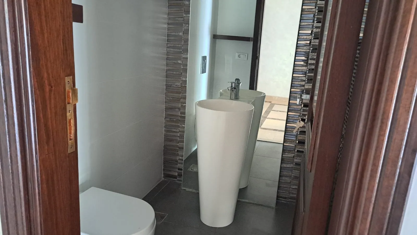 Spacious Apartment For Sale in Jnah — الصورة 9