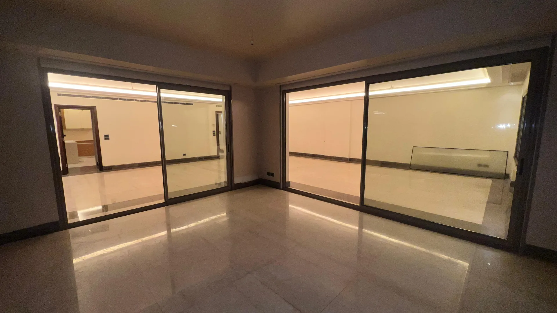Decorated Apartment With Seaview For Sale in Tallet Al Khayat — الصورة 2