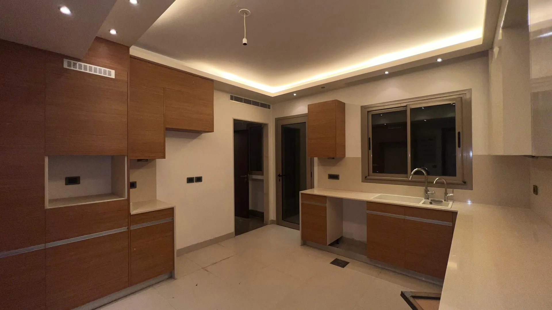 Decorated Apartment With Seaview For Sale in Tallet Al Khayat — الصورة 3