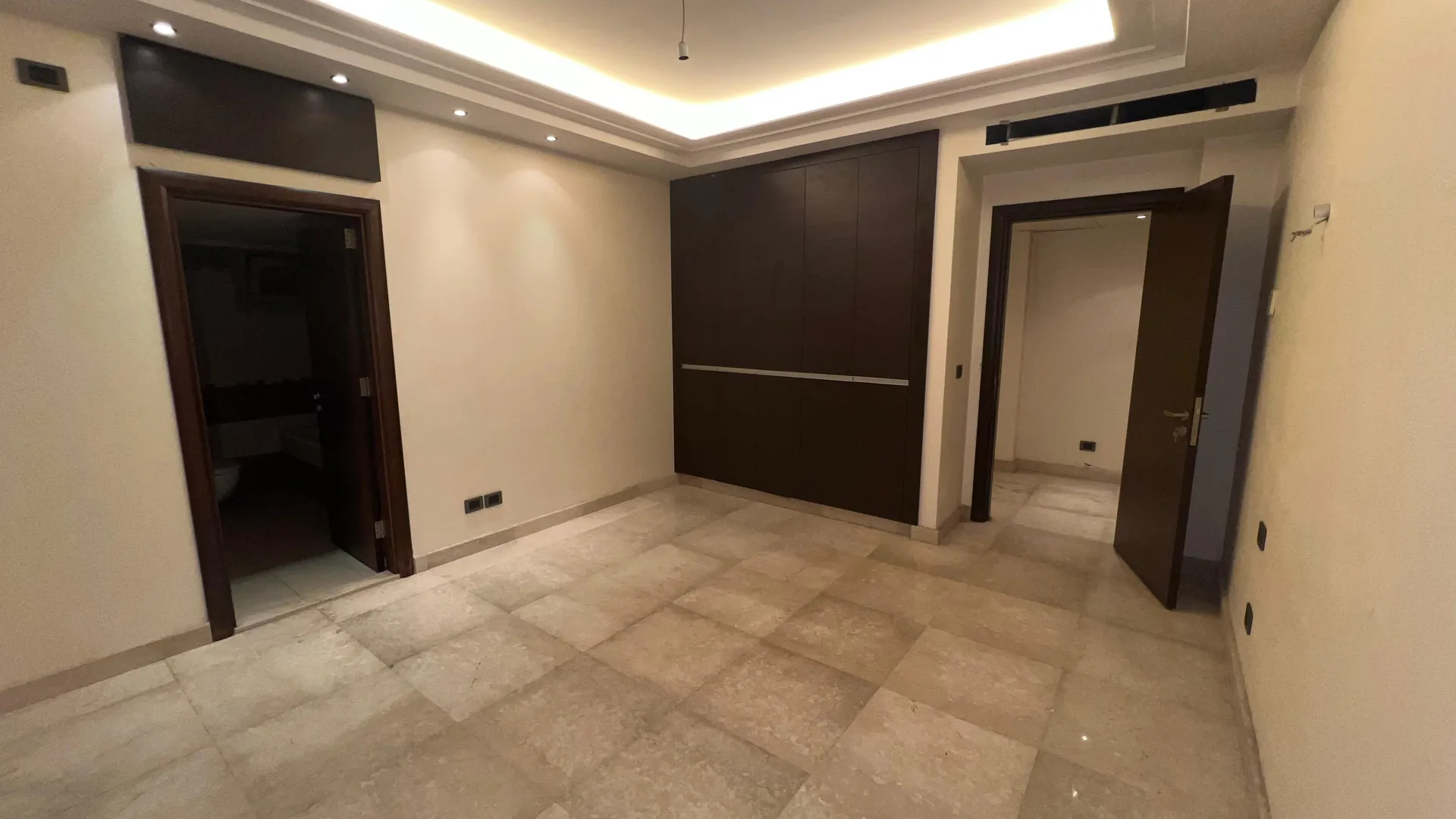 Decorated Apartment With Seaview For Sale in Tallet Al Khayat — الصورة 4