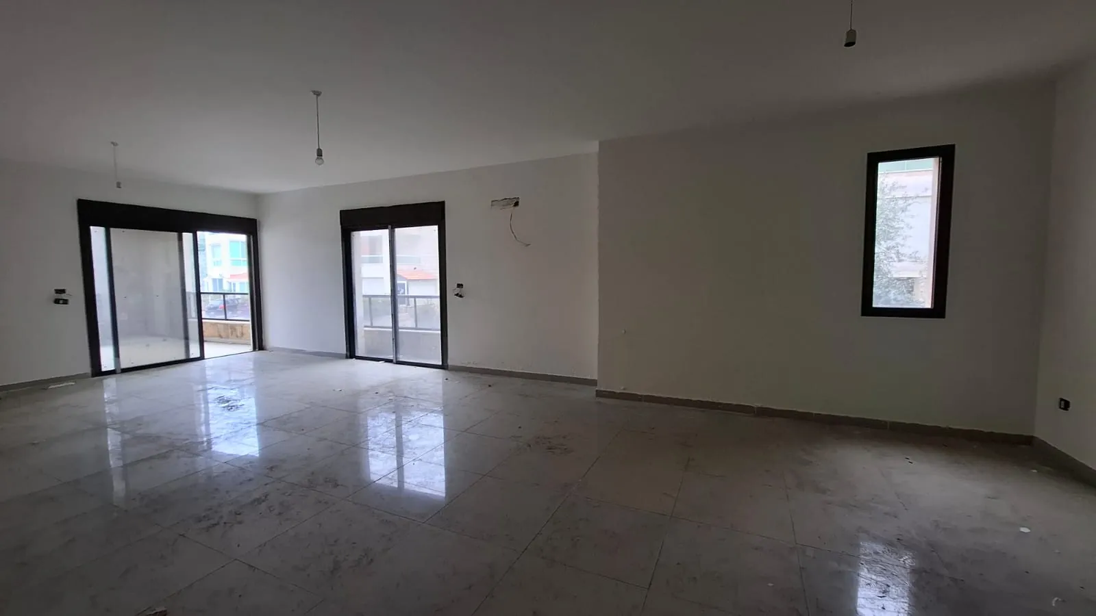 Spacious 3-Bedroom Apartment For Sale in Aamchit — الصورة 2