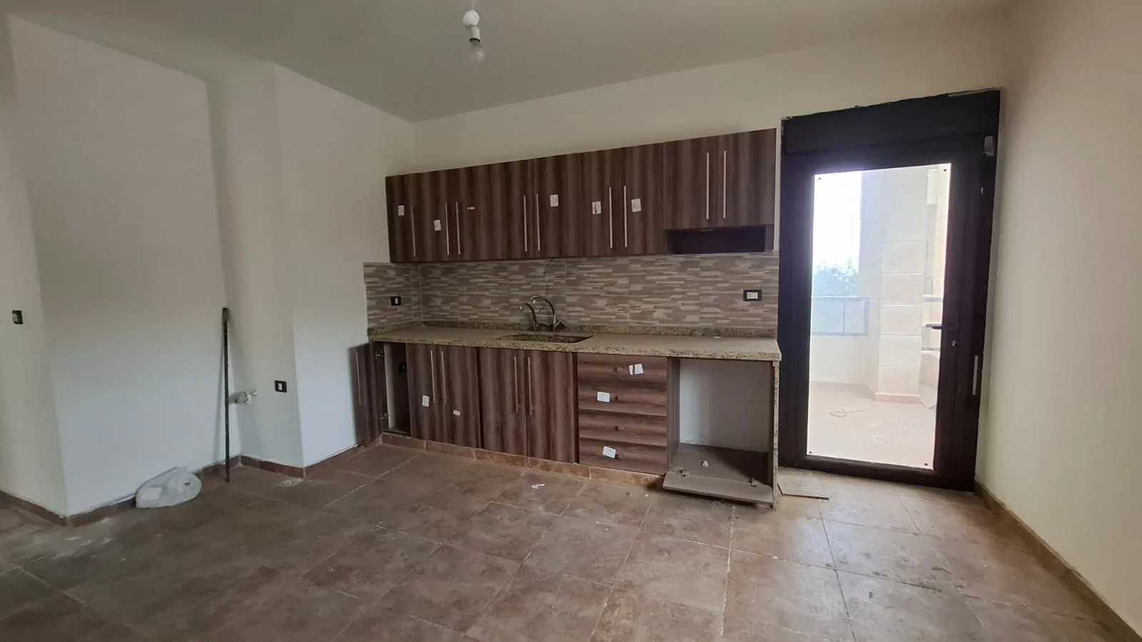 Spacious 3-Bedroom Apartment For Sale in Aamchit — الصورة 3