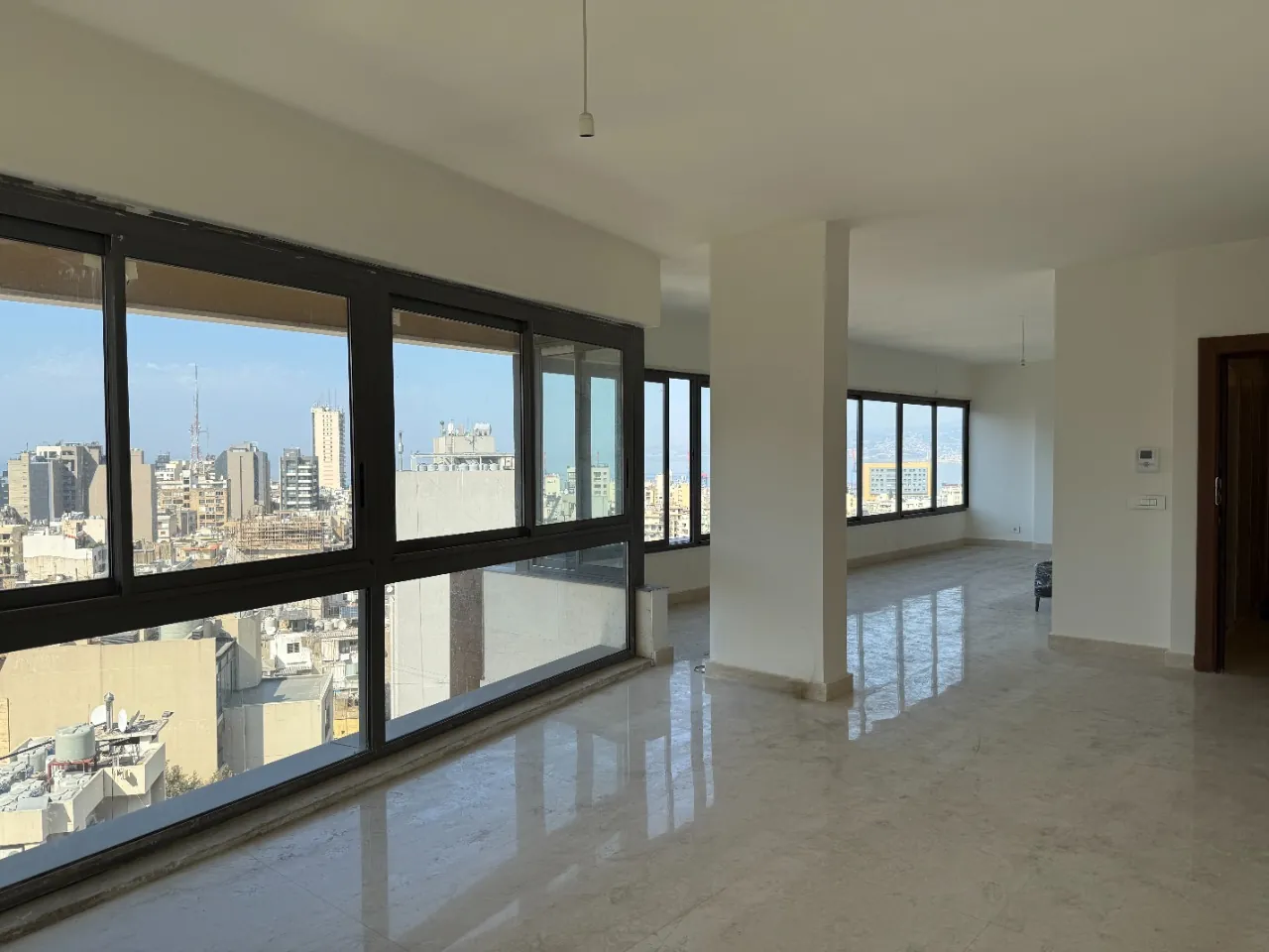 Modern Penthouse with Roof Terrace & Sea View For Sale in Achrafieh, Saydeh — الصورة 2