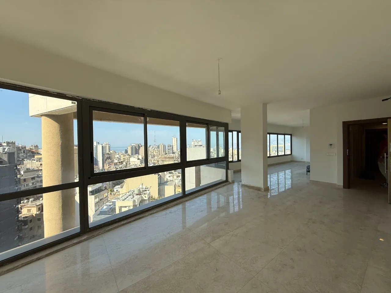 Modern Penthouse with Roof Terrace & Sea View For Sale in Achrafieh, Saydeh — الصورة 3