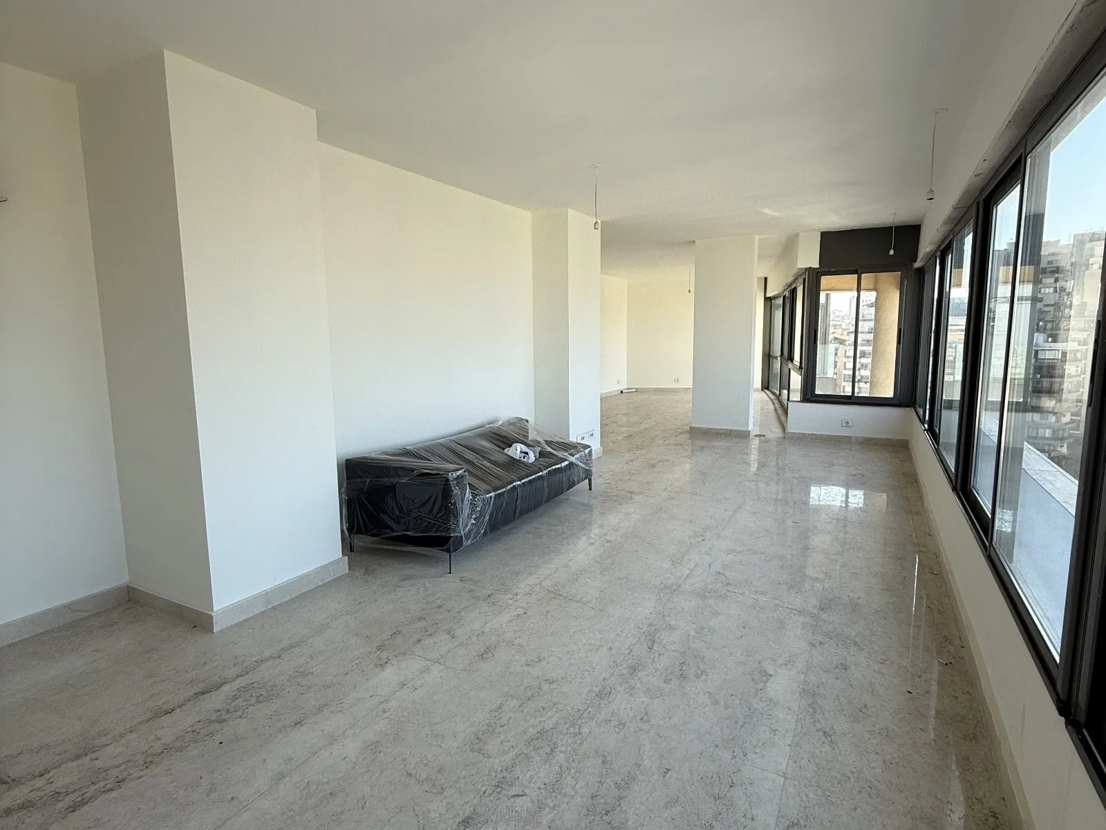 Modern Penthouse with Roof Terrace & Sea View For Sale in Achrafieh, Saydeh — الصورة 4