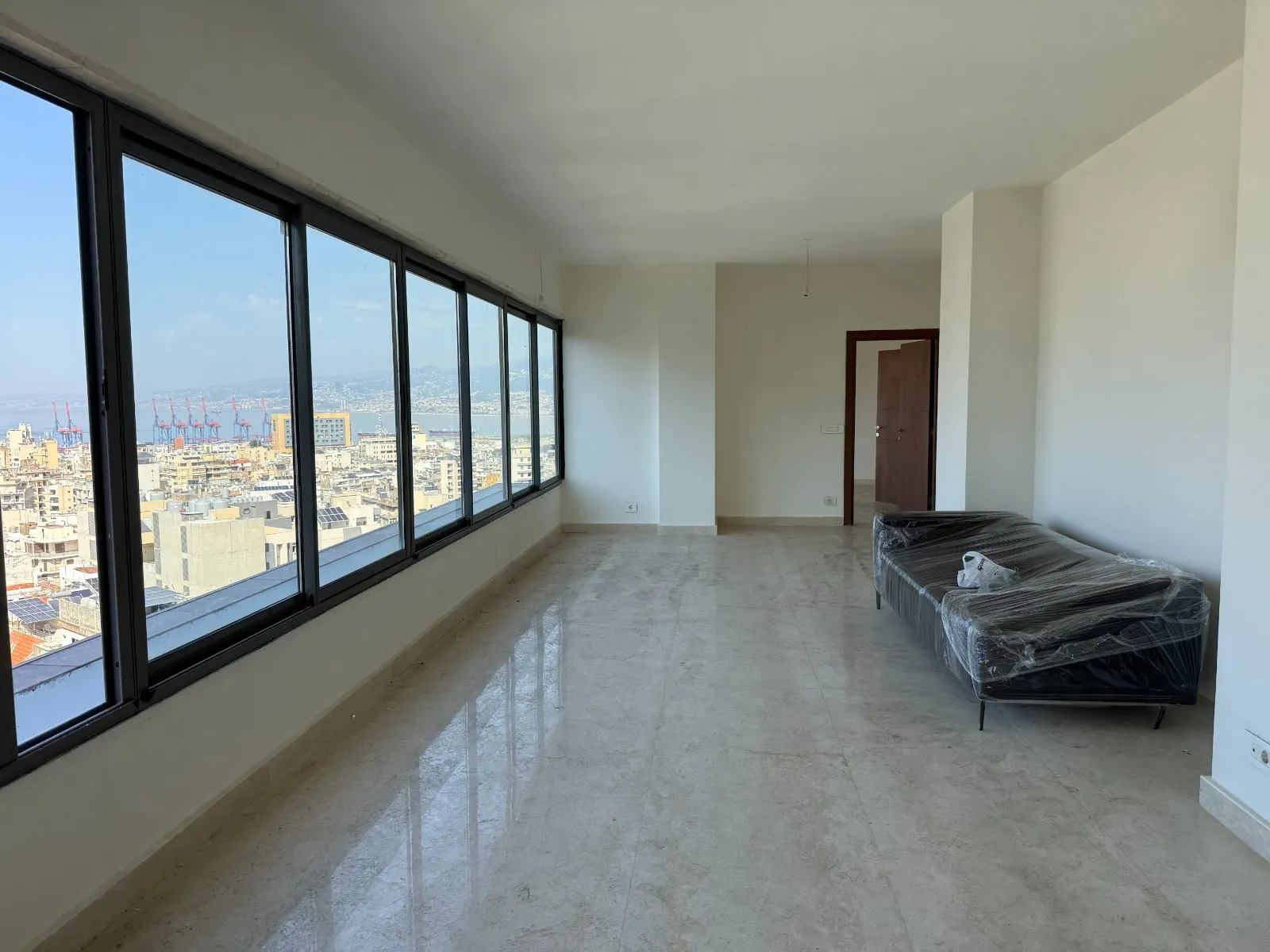 Modern Penthouse with Roof Terrace & Sea View For Sale in Achrafieh, Saydeh — الصورة 5