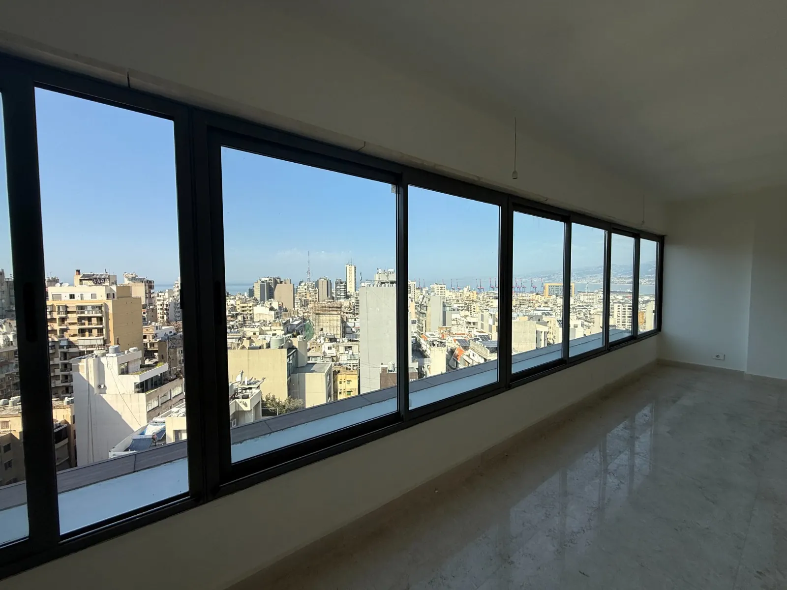 Modern Penthouse with Roof Terrace & Sea View For Sale in Achrafieh, Saydeh — الصورة 6