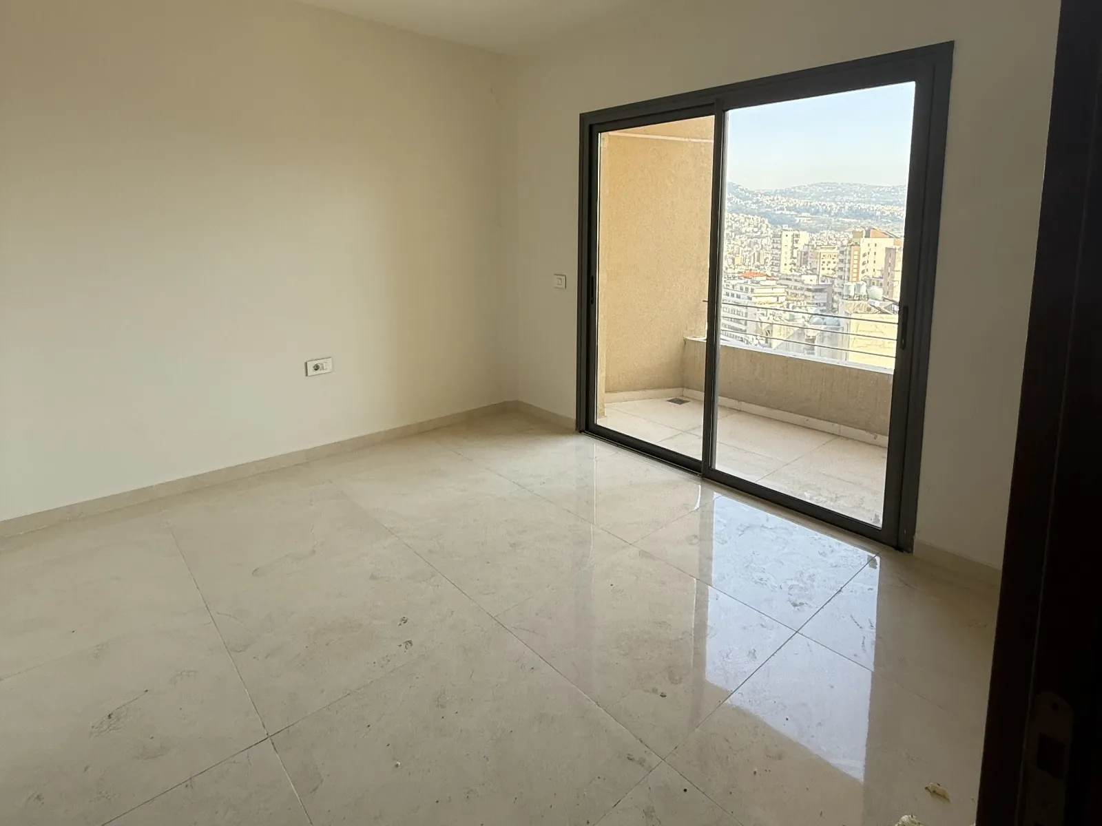Modern Penthouse with Roof Terrace & Sea View For Sale in Achrafieh, Saydeh — الصورة 8