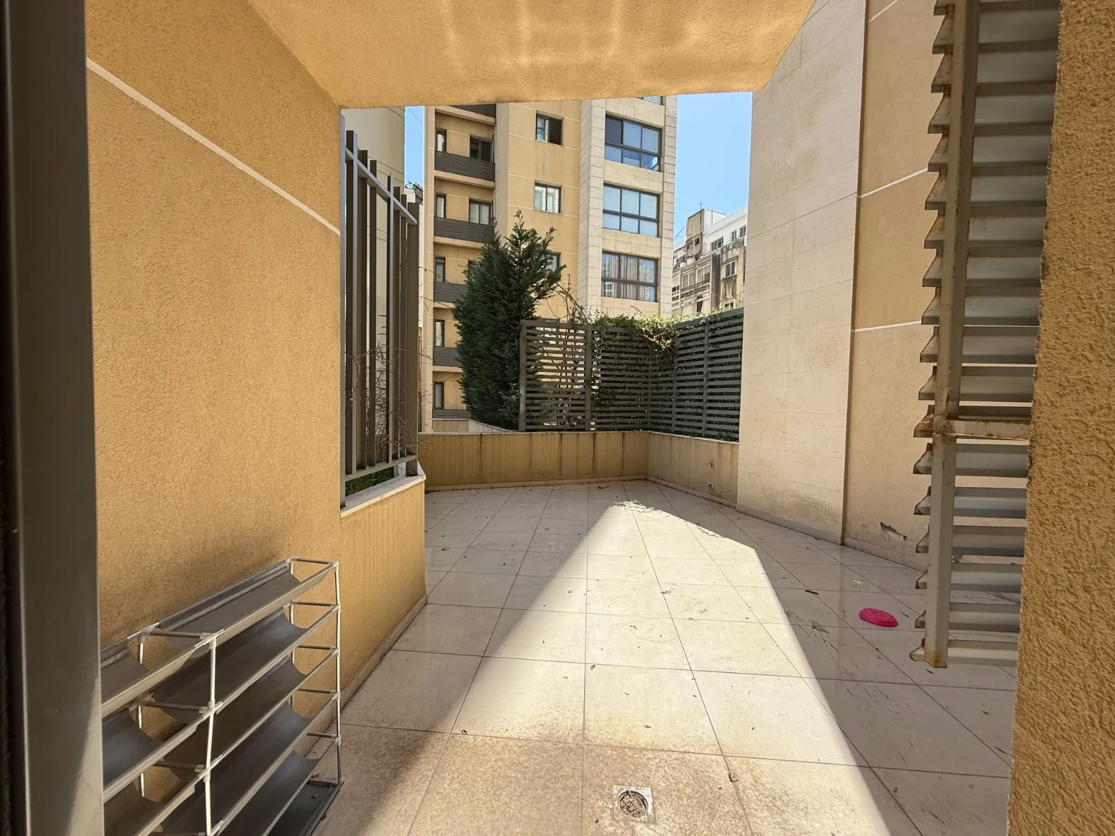 Modern Apartment With Terrace For Sale in Achrafieh, Saydeh — الصورة 3