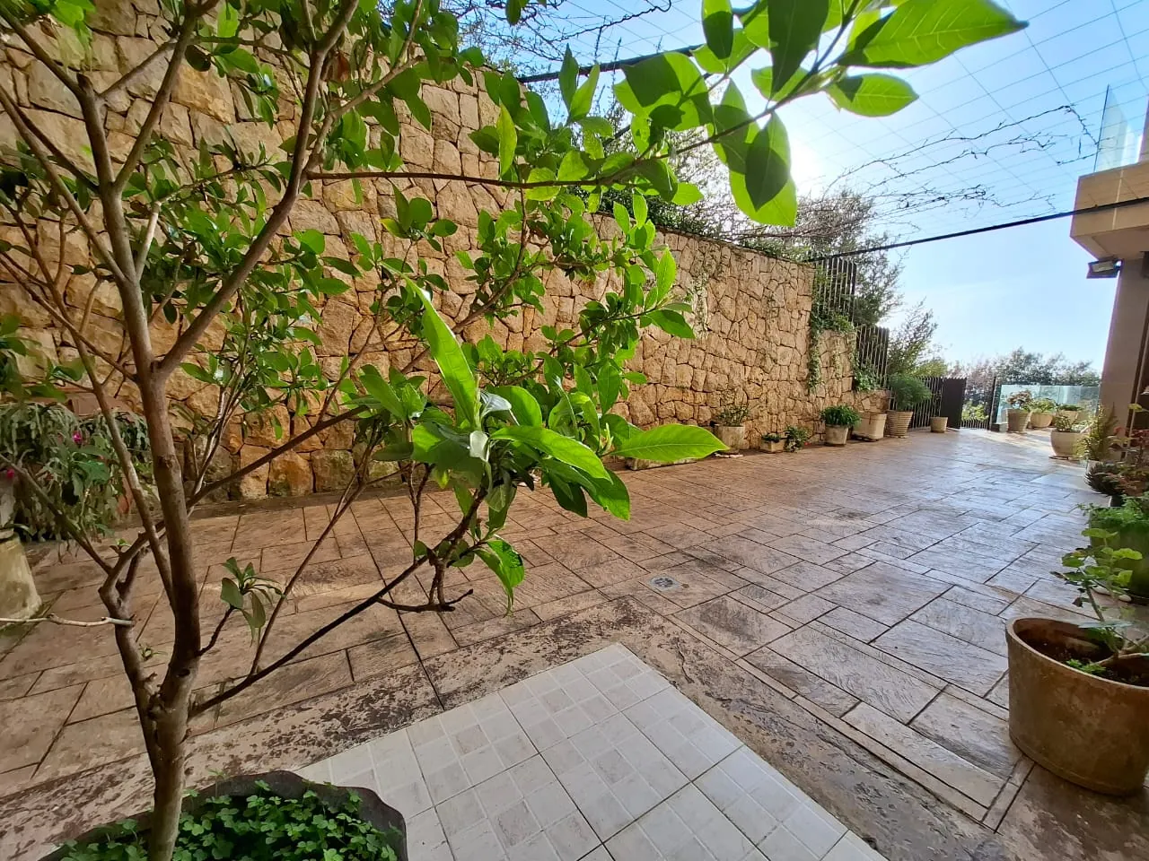 Lovely Apartment with Terrace & Seaview For Sale in Ghosta — الصورة 10
