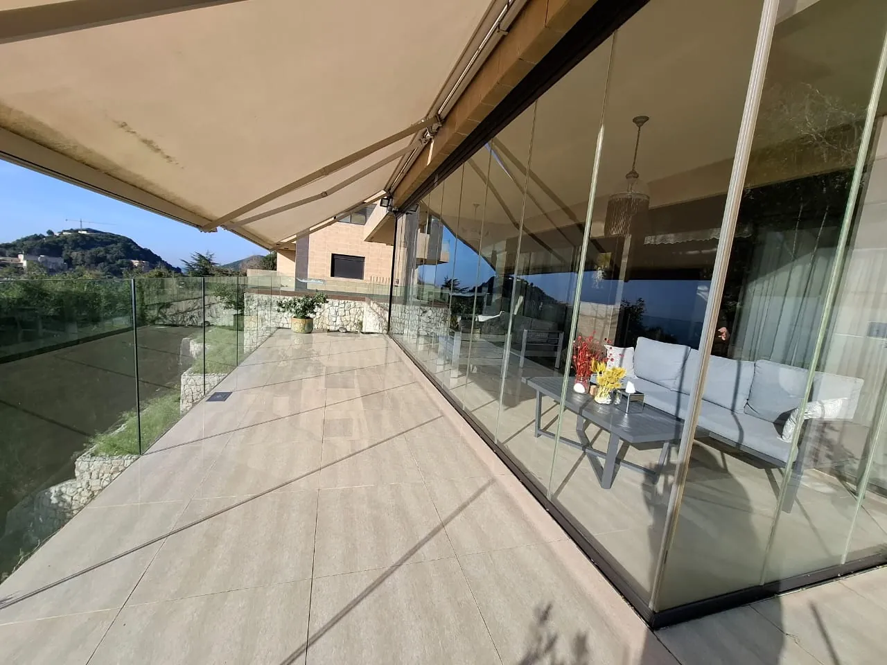 Lovely Apartment with Terrace & Seaview For Sale in Ghosta — الصورة 4