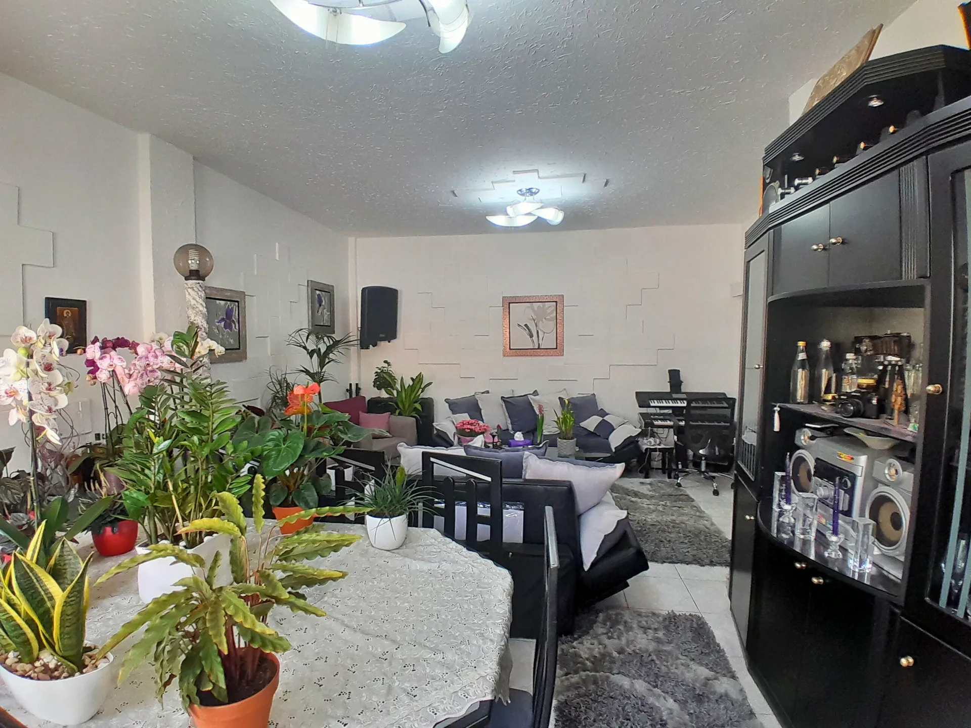 Investment Potential! 2-Bedroom Apartment For Sale in Achrafieh, Fassouh — الصورة 3