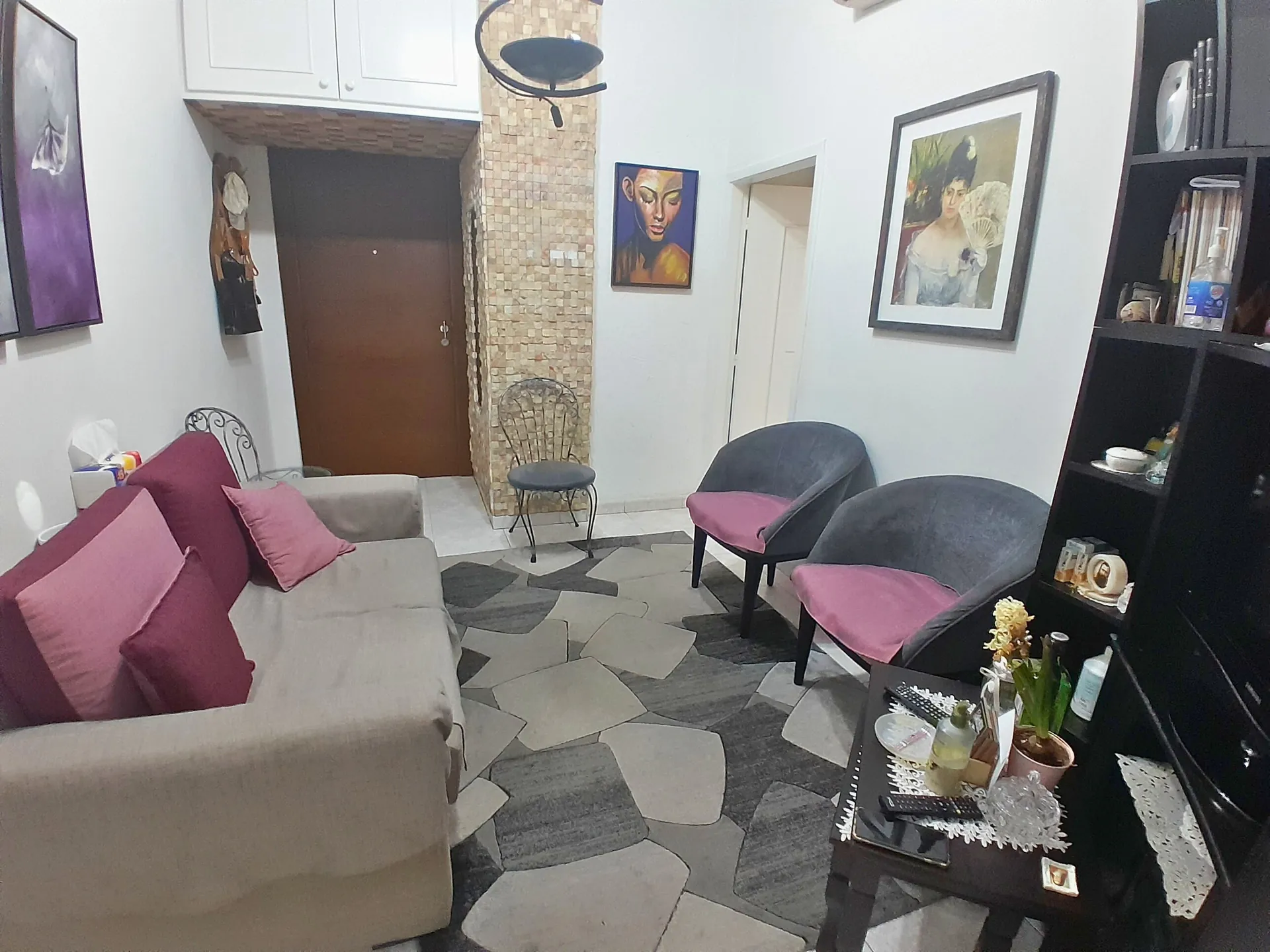 Investment Potential! 2-Bedroom Apartment For Sale in Achrafieh, Fassouh — الصورة 4