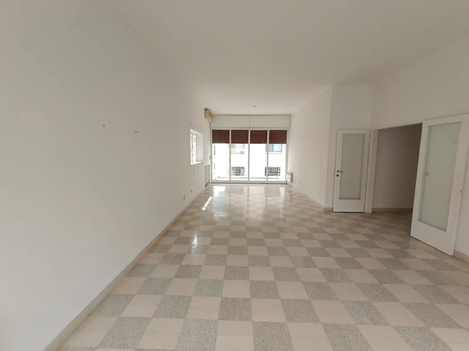 2-Bedroom Apartment For Sale in Achrafieh, Near Sassine — الصورة 3