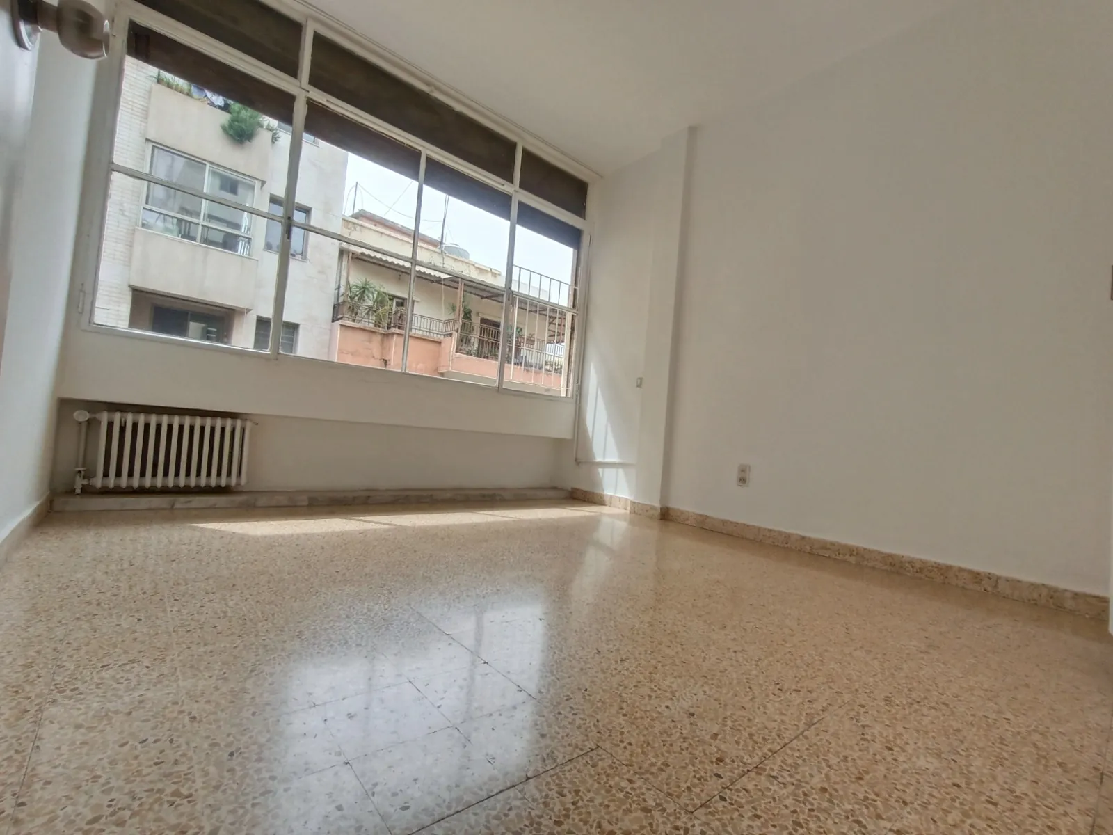 2-Bedroom Apartment For Sale in Achrafieh, Near Sassine — الصورة 6