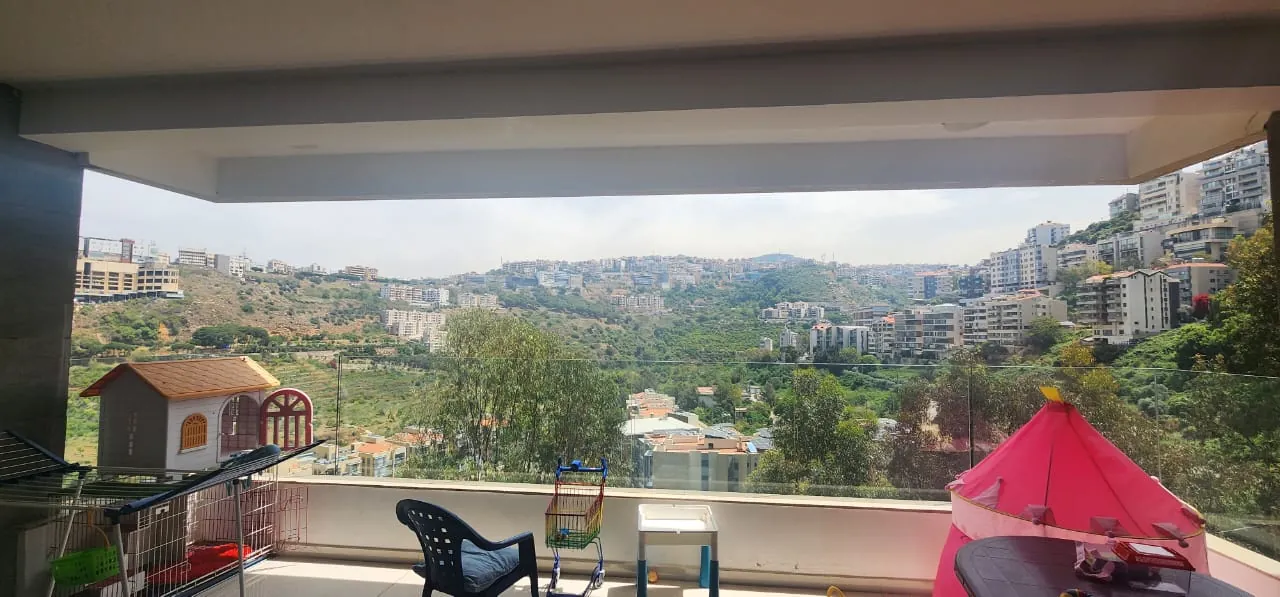 Spacious Decorated Apartment With Great View For Sale in New Mar Takla, Hazmieh — الصورة 4