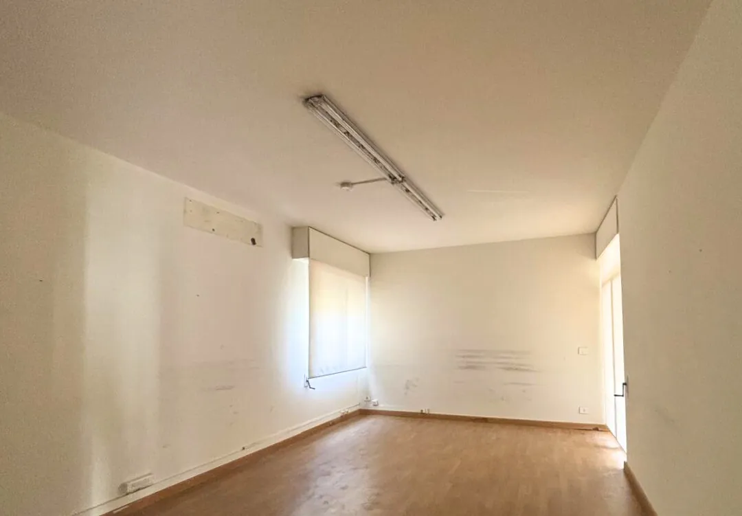 300 SQM Office For Rent in Badaro — الصورة 3