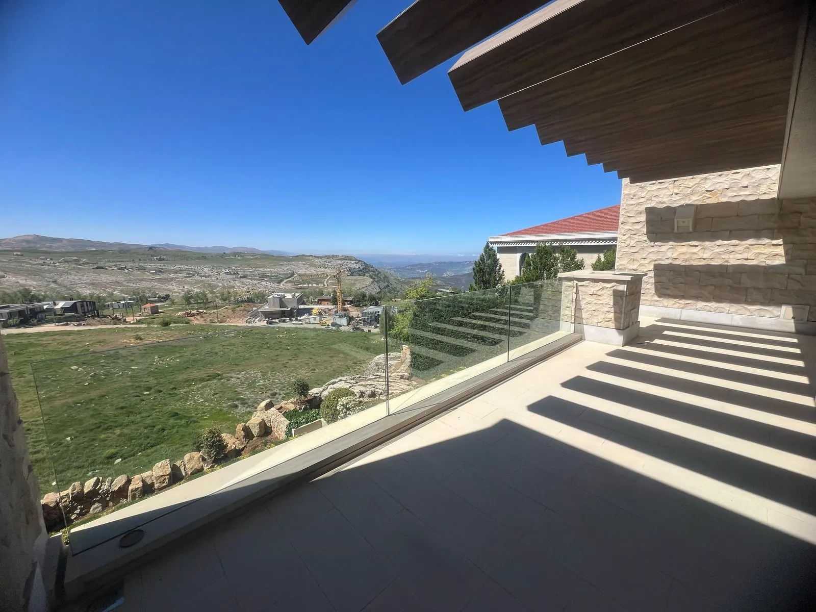Chalet With High-End Finishing For Rent in Fakra Club — الصورة 2