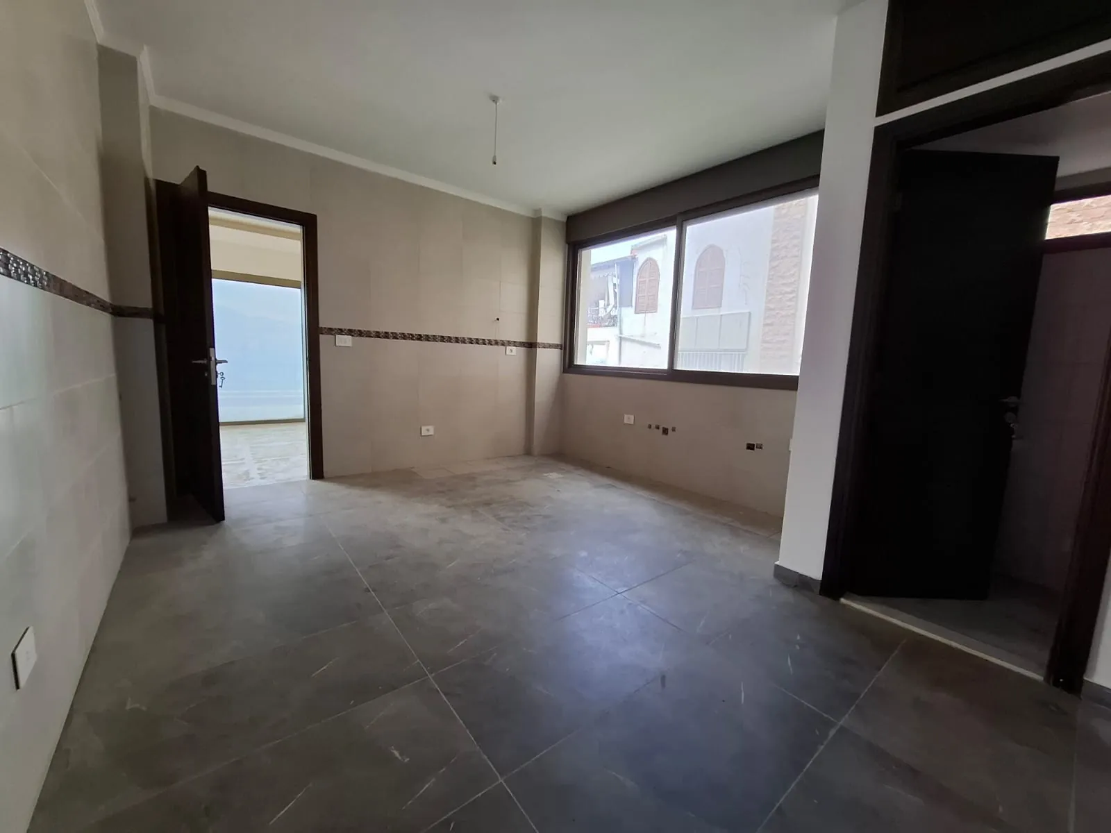 Spacious 3-Bedroom Apartment With Garden For Sale in Shayle — الصورة 2