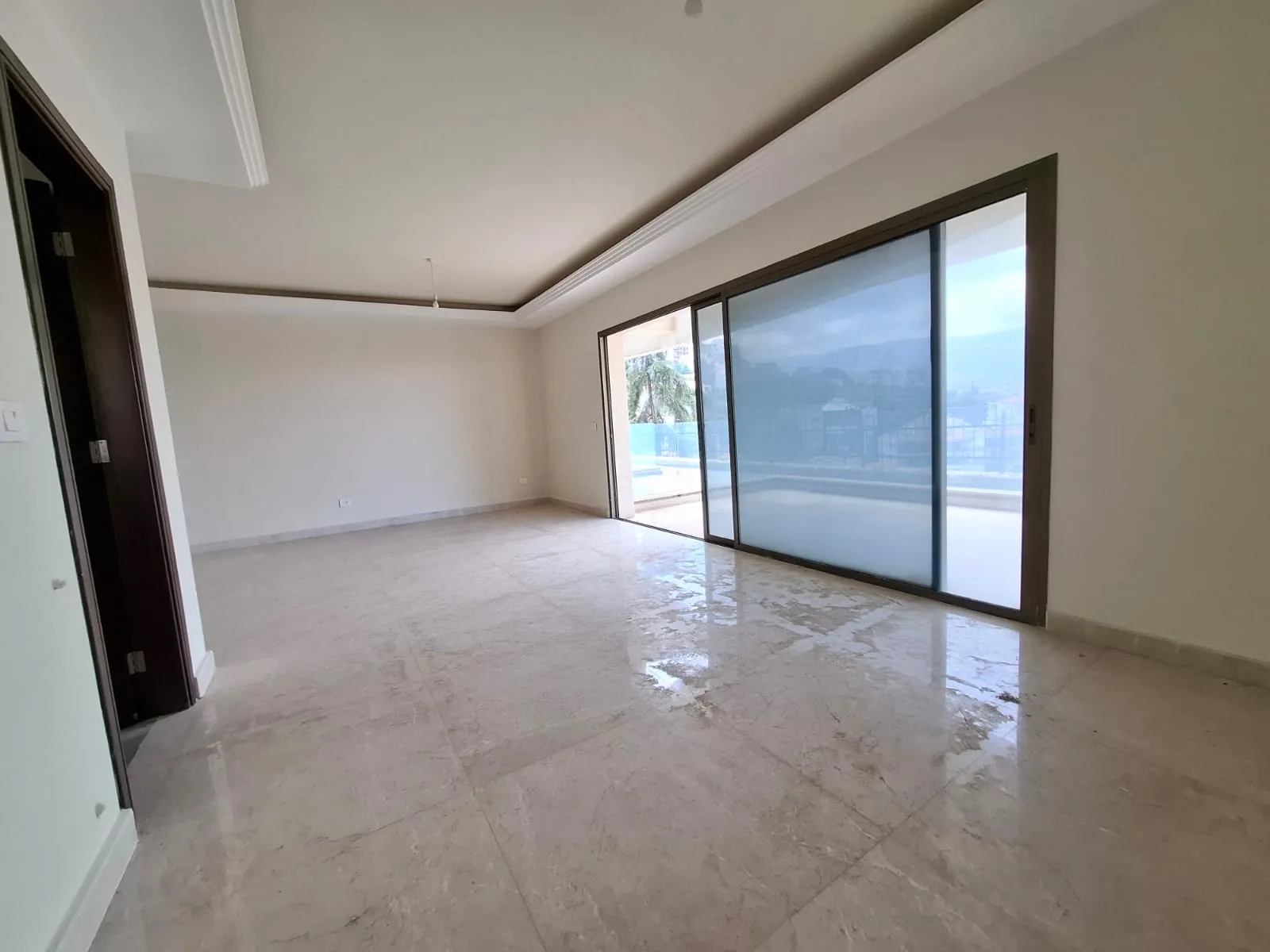 Spacious 3-Bedroom Apartment With Garden For Sale in Shayle — الصورة 4