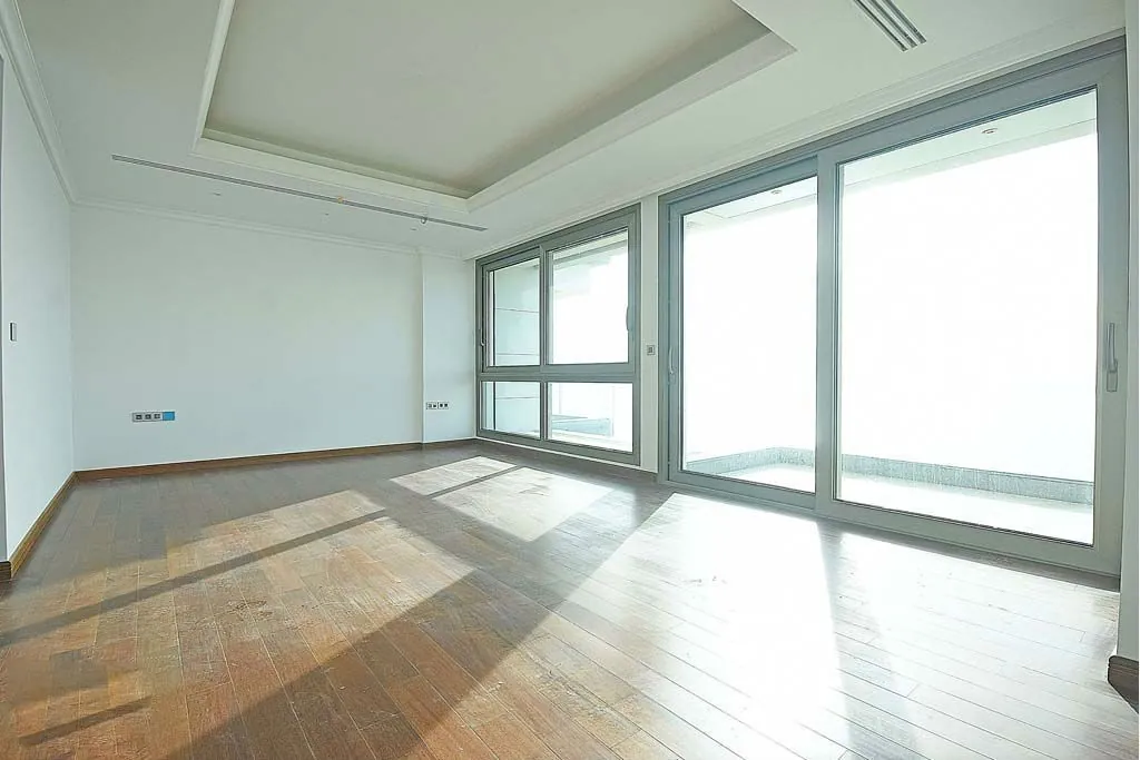 Luxurious & High-End Apartment with Sea view For Sale in Rawche, Ras Beirut — الصورة 3