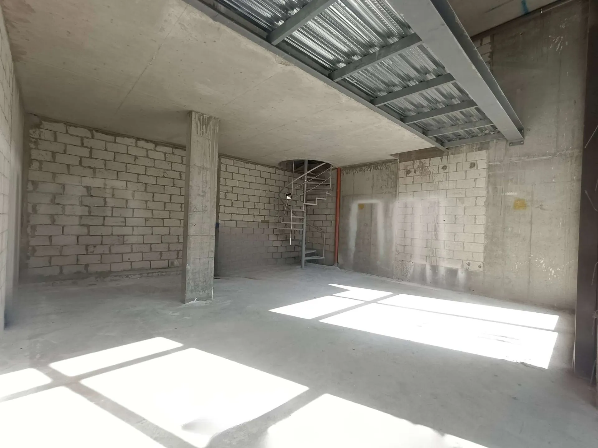 190 SQM Core & Shell Shop For Rent in Achrafieh, Soho — الصورة 2