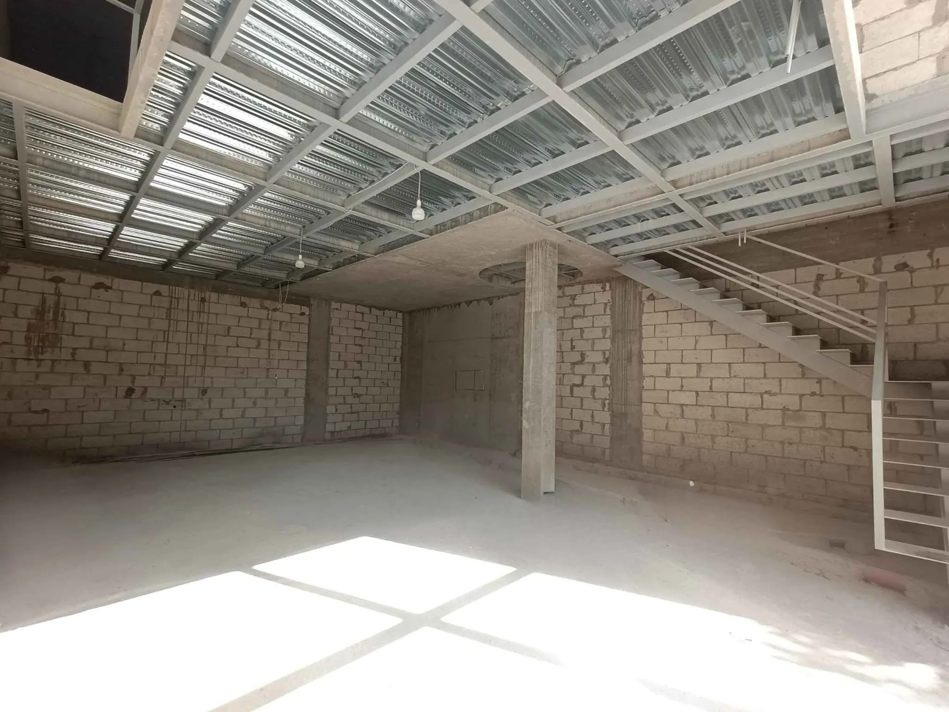 190 SQM Core & Shell Shop For Rent in Achrafieh, Soho — الصورة 3