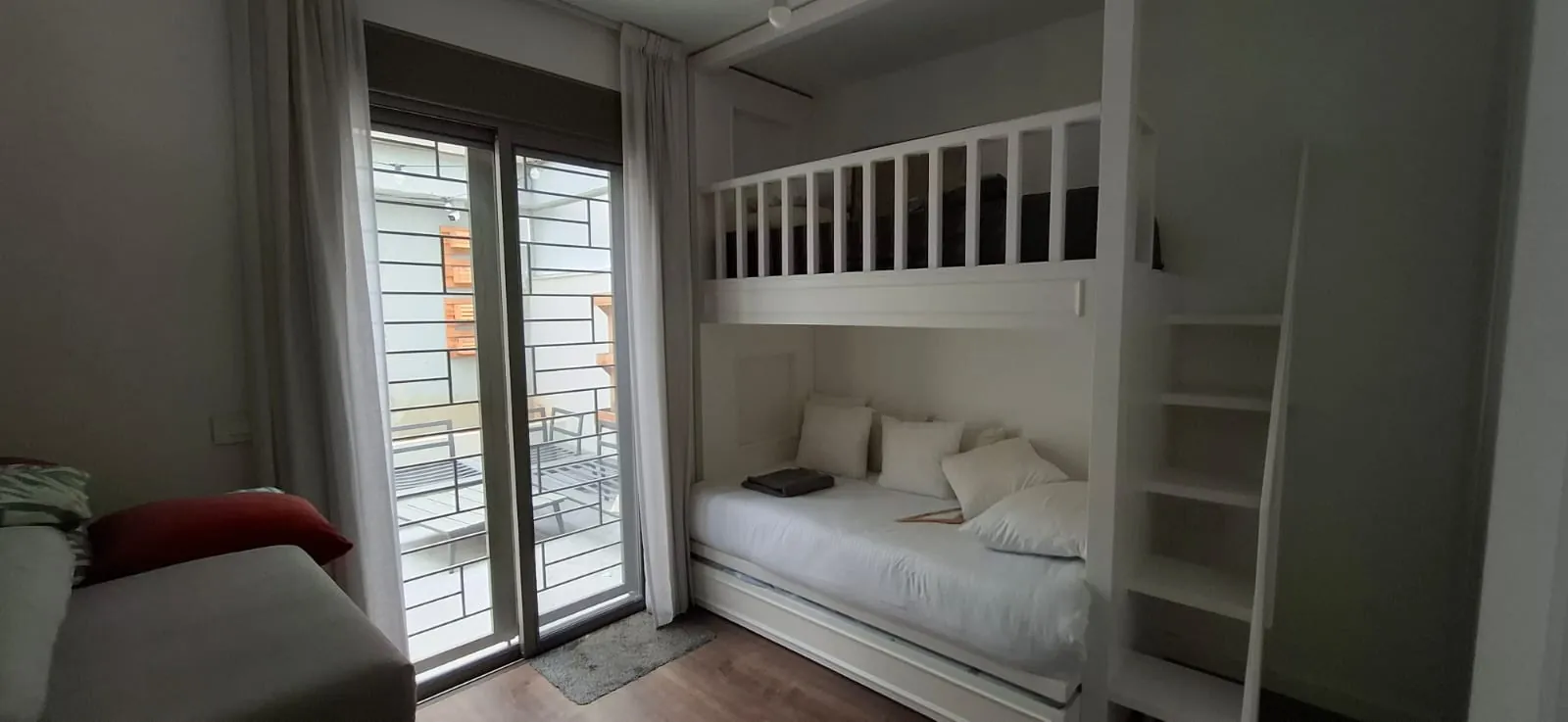 Fully Furnished Decorated High-End Apartment For Sale in Bsalim — الصورة 9
