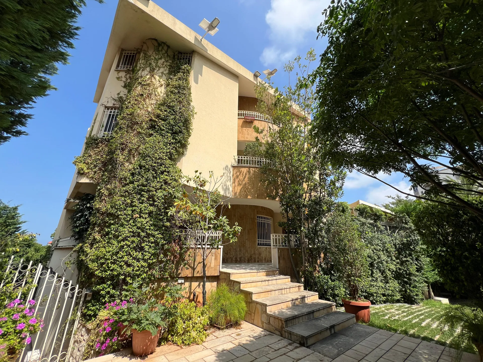 Charming Villa For Sale In The Heart Of Aamchit