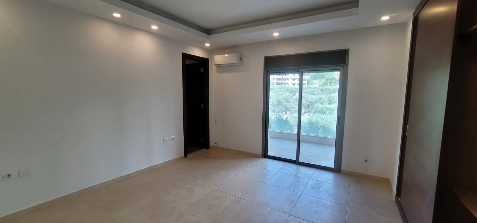 Spacious Apartment For Sale in Prime Location in Sahel Alma — الصورة 5