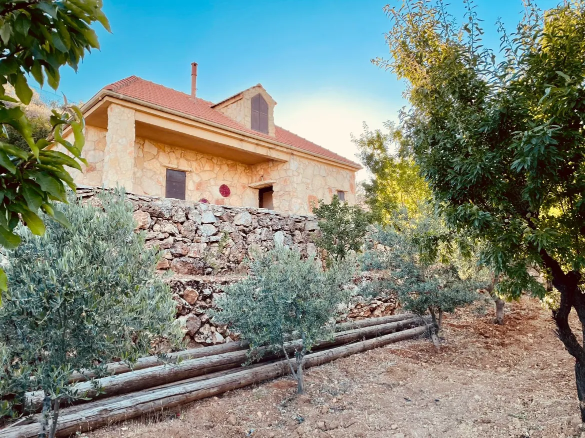 Old Lebanese-Style House With A Spacious Land For Sale in Dhour, Zahle — الصورة 2