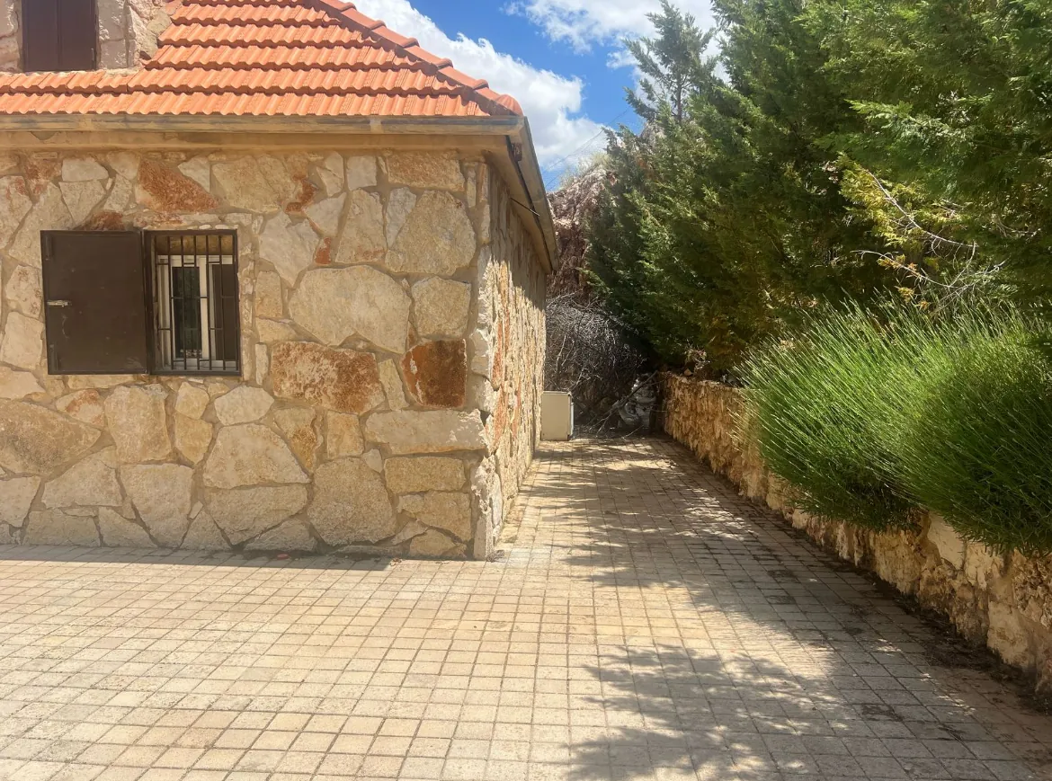 Old Lebanese-Style House With A Spacious Land For Sale in Dhour, Zahle — الصورة 5
