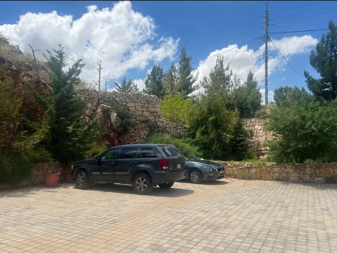 Old Lebanese-Style House With A Spacious Land For Sale in Dhour, Zahle — الصورة 6