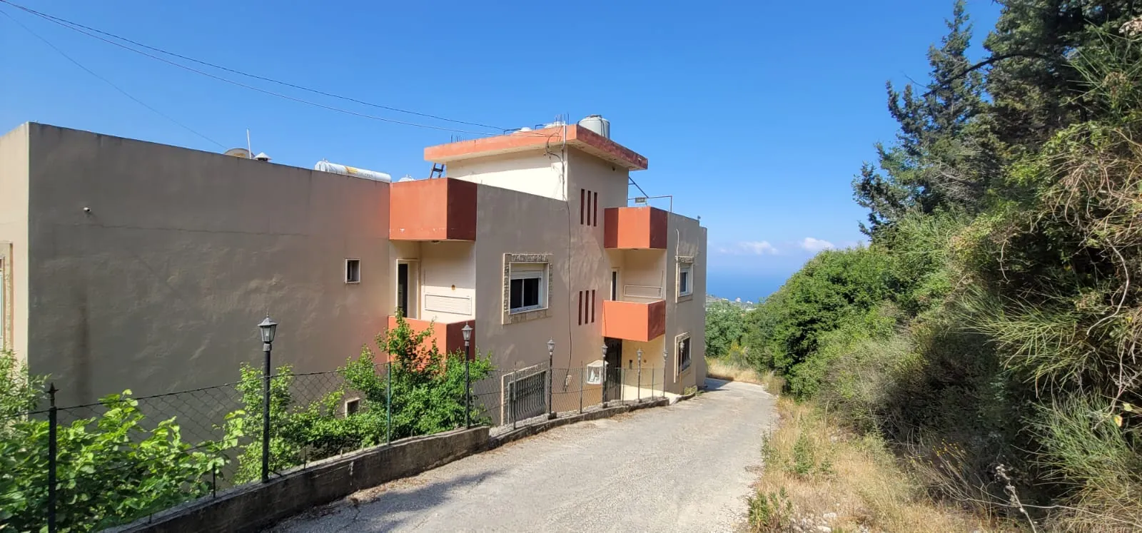 Building With Garden & Open View For Sale in Ghedras — الصورة 5
