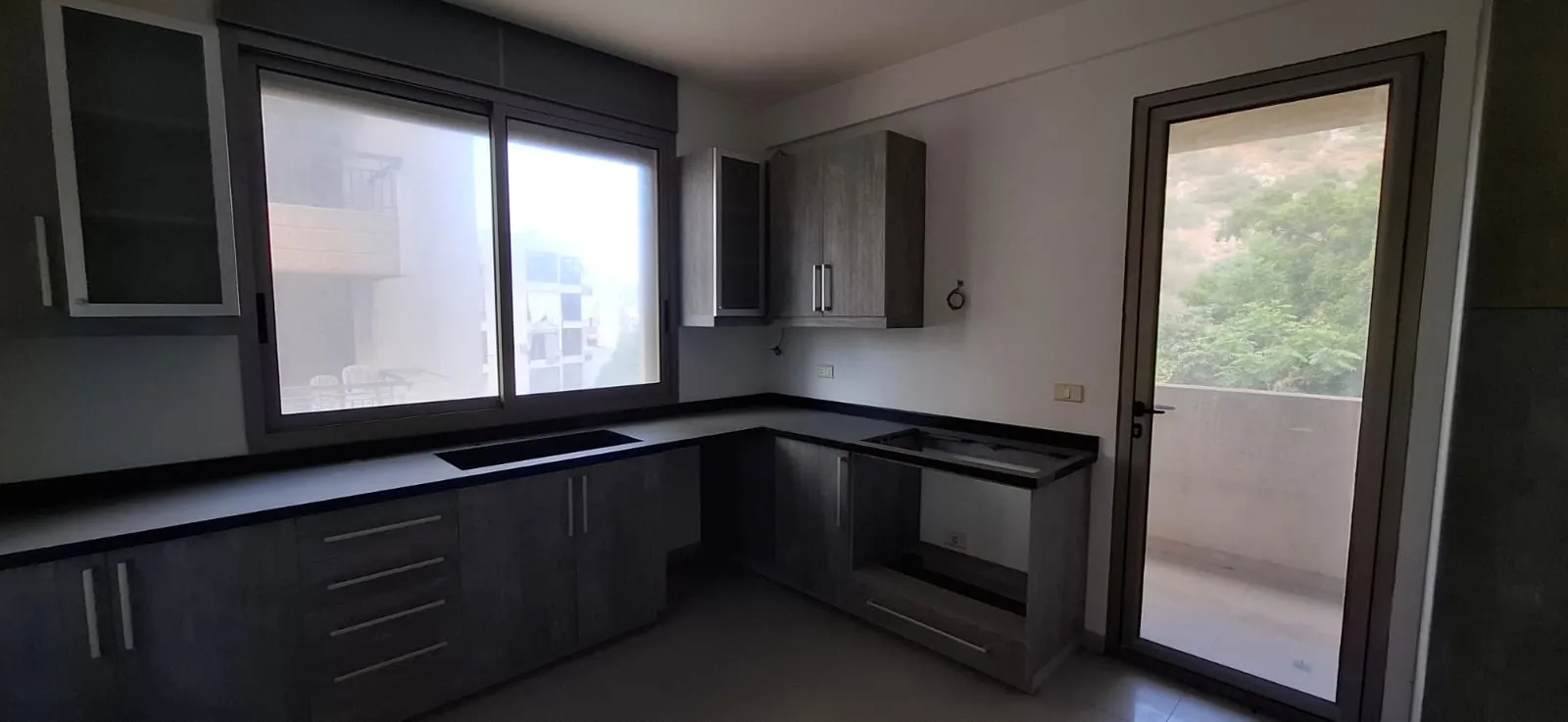 Spacious Apartment With Nice View For Sale in A Prime Location in Zalka — الصورة 3