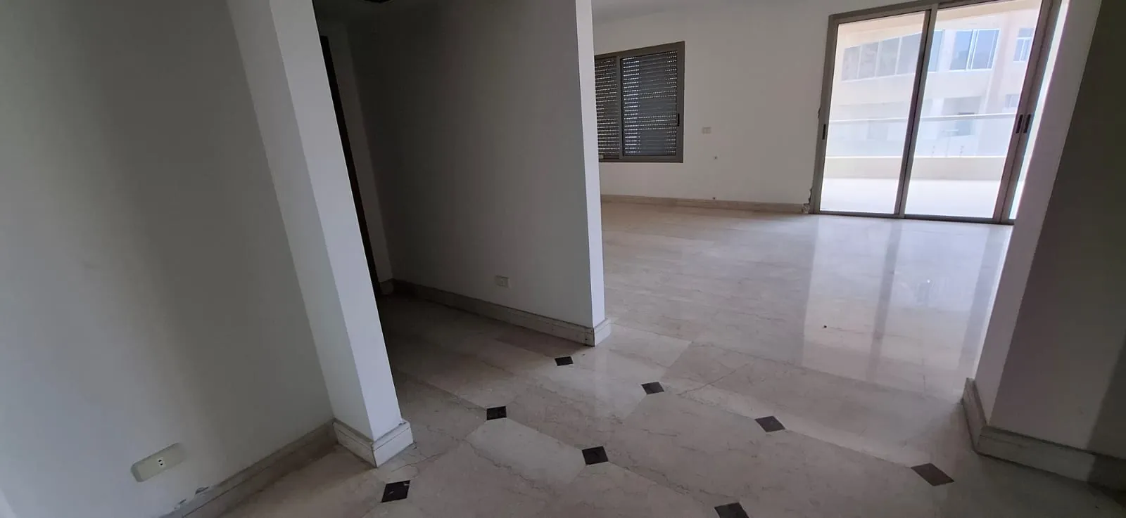 Spacious Apartment With Nice View For Sale in A Prime Location in Zalka — الصورة 4