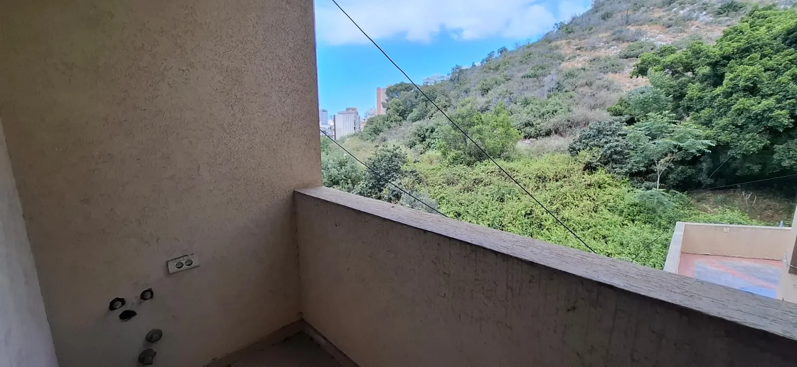 Spacious Apartment With Nice View For Sale in A Prime Location in Zalka — الصورة 5