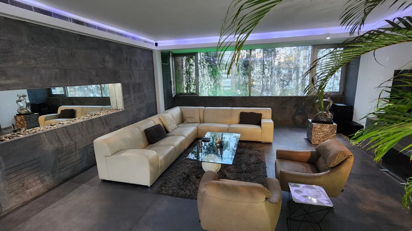 Exclusive! Luxurious Penthouse with Patio For Sale In Achrafieh, Carré D'or — الصورة 2