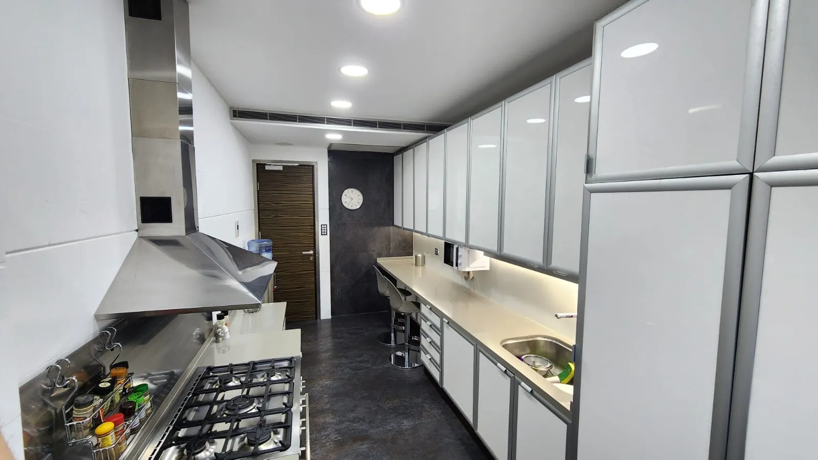Exclusive! Luxurious Penthouse with Patio For Sale In Achrafieh, Carré D'or — الصورة 8
