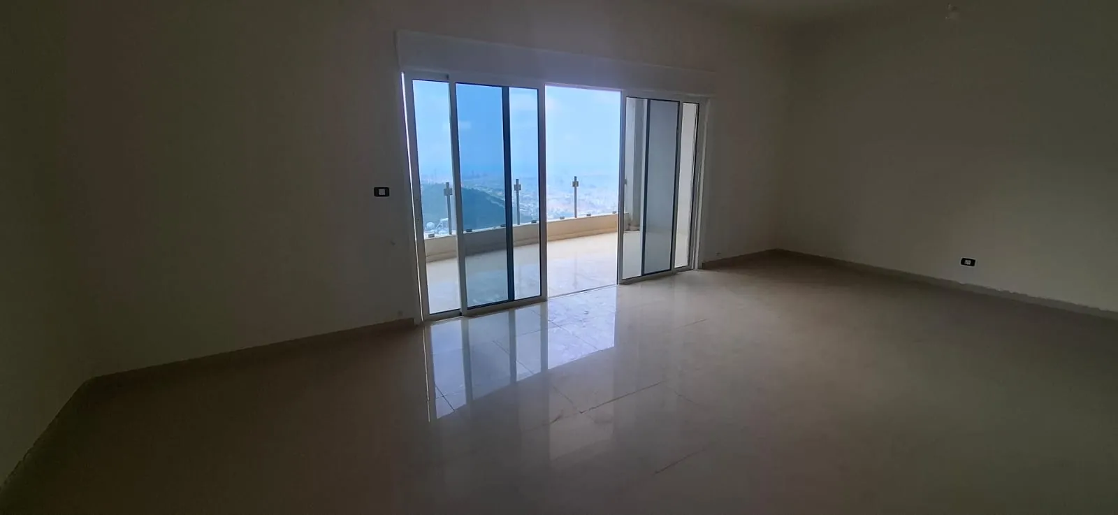 Deluxe 3-Bedroom Apartment For Sale in Bsalim — الصورة 2