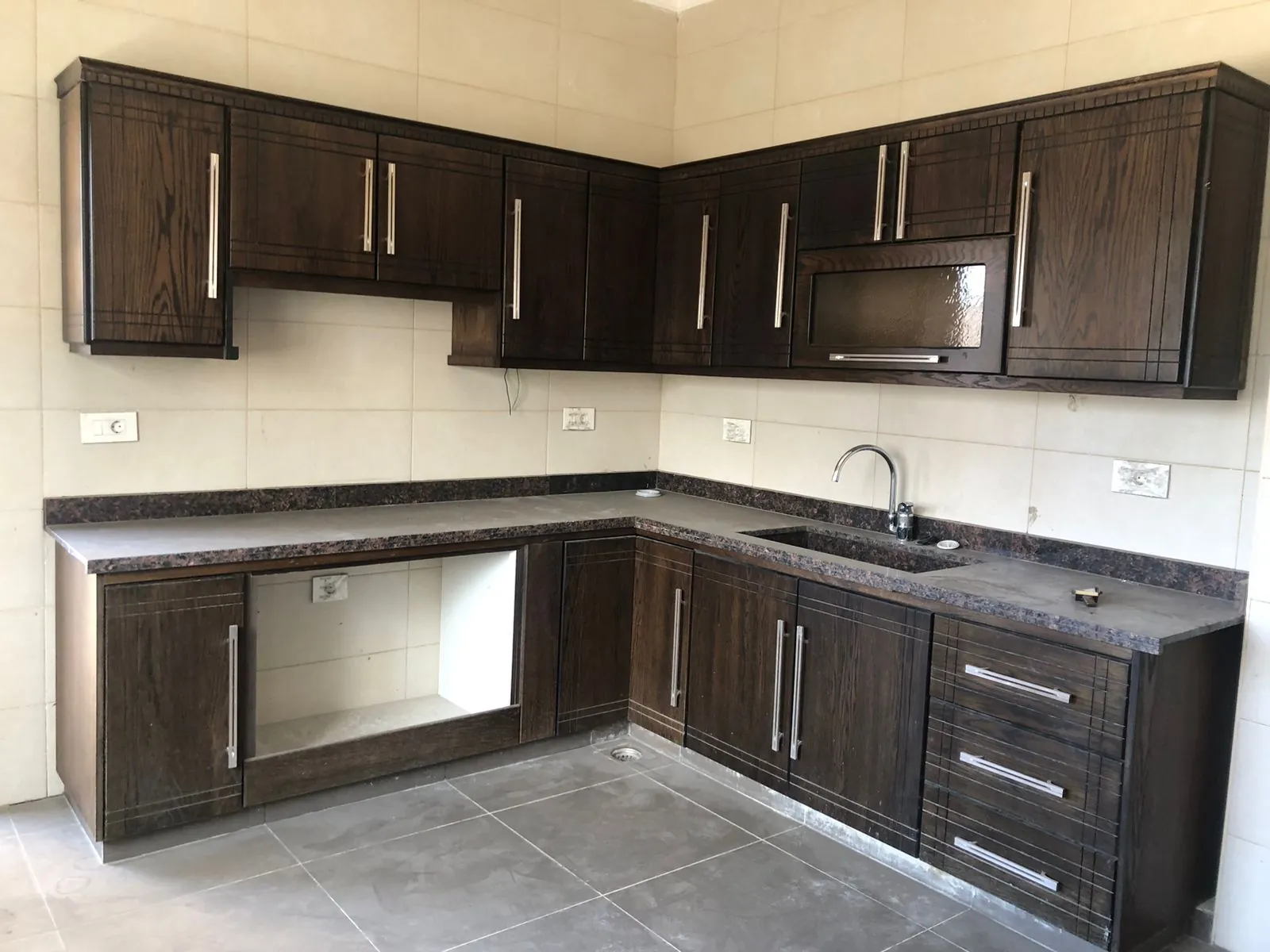 Spacious 3-Bedroom Apartment For Sale in Badaro — الصورة 2