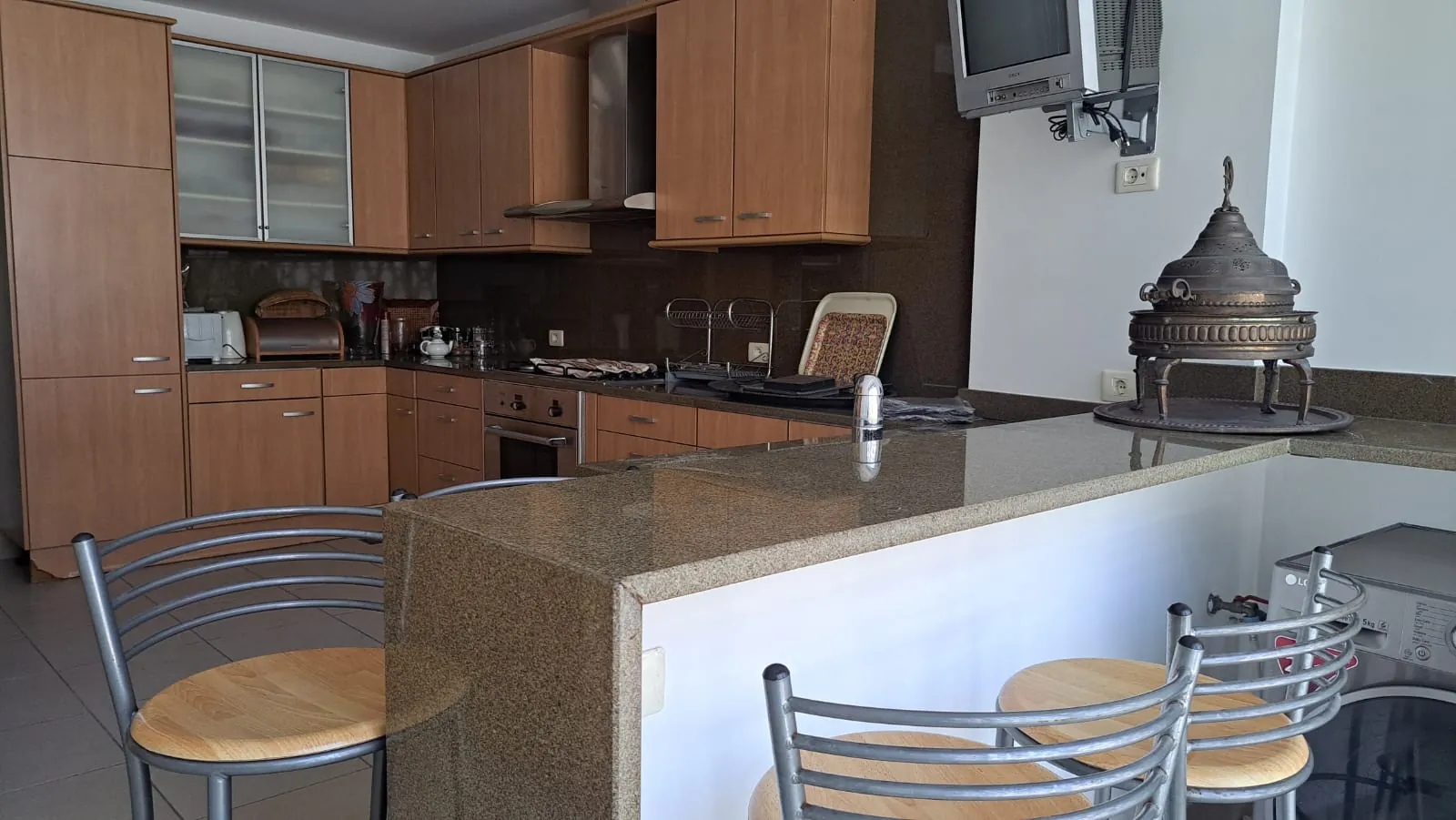 Spacious & Furnished Apartment For Rent in Koraytem, Ras Beirut — الصورة 6