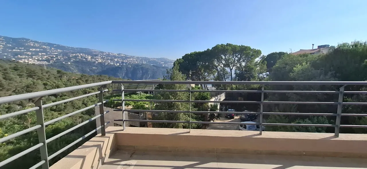 3-Bedroom Apartment with Small Garden & Large Balcony For Sale in Jeita — الصورة 3